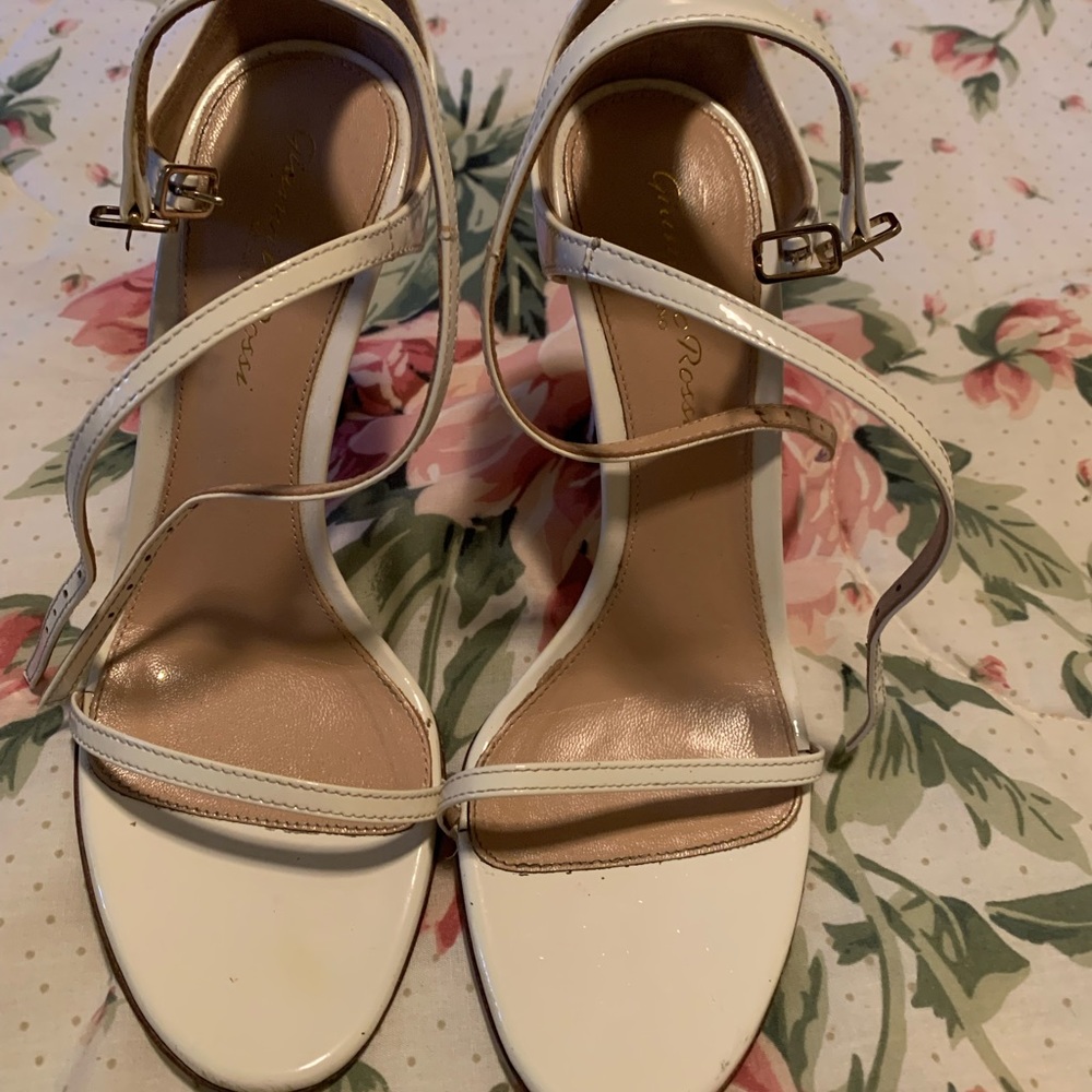White size 5.5 there are some scratches on the heels as you see on the picture